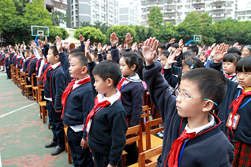 03、圖為開學典禮升國旗時國際部學生行隊禮