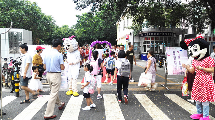 喜迎新老同學(xué)返校，樂(lè)繪美好教育藍(lán)圖,開(kāi)學(xué)歡迎禮別具特色